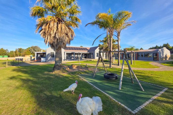 Spacious 5-Bedroom House with Income Potential on 9500m2 in Vierlanden, For Sale.