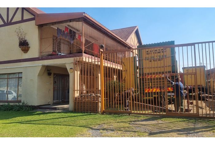 Petersfield House For Sale: 4 beds, garden, garage, balcony, security features.