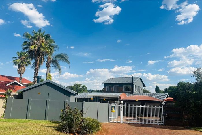 Doringkloof House For Sale: 5 bedrooms, pool, lapa, security features, spacious yard.