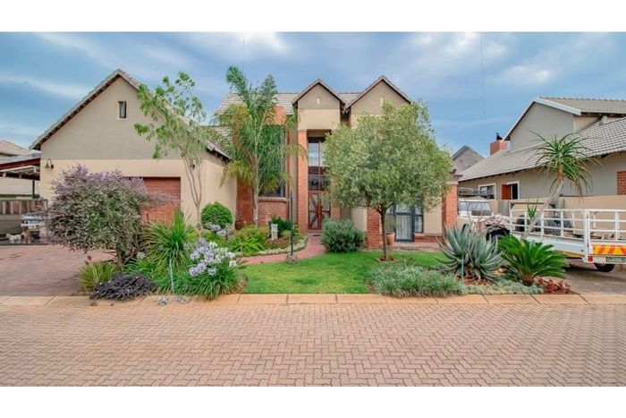 For Sale: House in Melodie with pool, garden, and guest accommodation features.