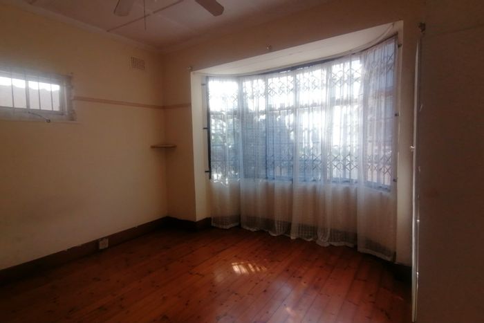 Umbilo House To Rent: 3 Bedrooms, shared pool, parking for 2 cars.