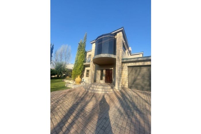 For Sale: House in Modderrivier with 5 bedrooms, golf estate access, and solar energy.