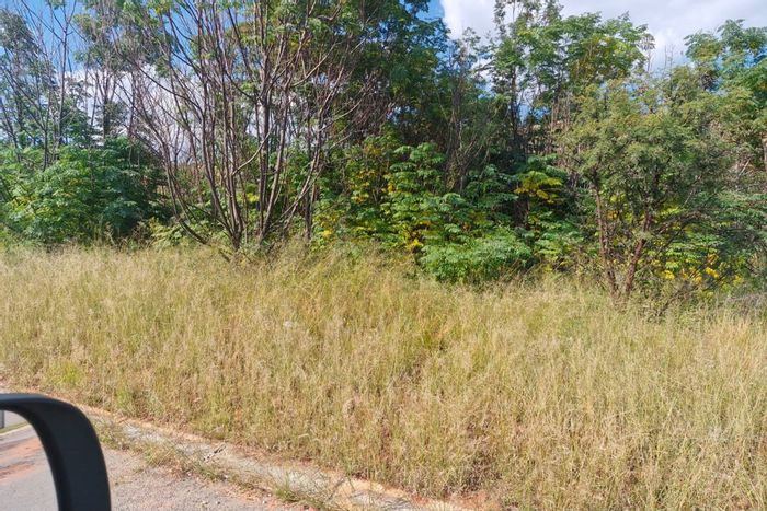 Wilkoppies Small Holding For Sale: 854m² land near schools, shops, and healthcare.