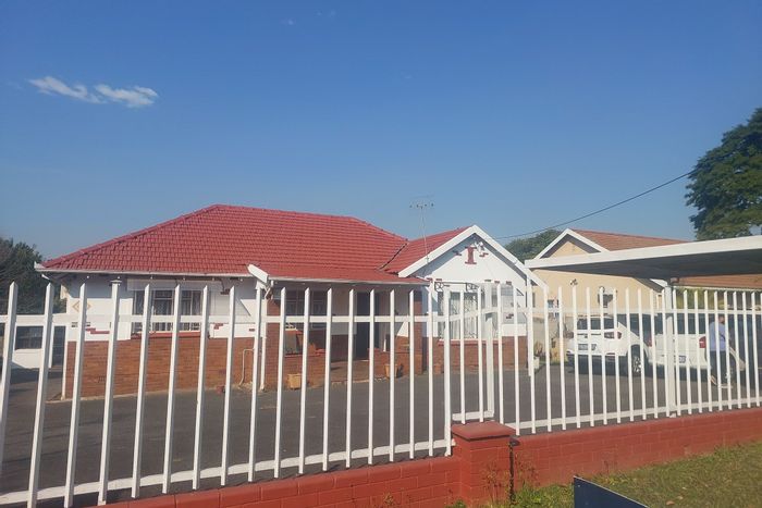 For Sale: 4-bedroom house in Pelham with pool, garden, and ample parking.