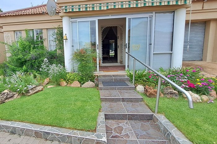 3-Bedroom Townhouse in Parys Central For Sale: Open-plan living, garage, wheelchair-friendly.