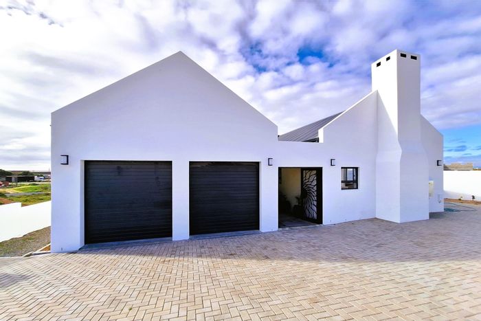 For Sale: Spacious Da Gama Bay house with flatlet, garage, and sea views.