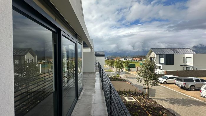 House to Rent in Paarl Central: 3 beds, en-suites, balcony, pet-friendly, secure.