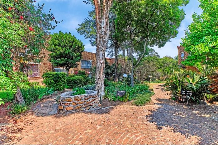 Atholl Townhouse For Sale: 3 beds, pool, tennis court, 24-hour security.