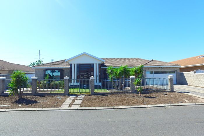 Rouxville House For Sale: 3 Bedrooms, Indoor Pool, Spacious Garage, Family-Friendly Location.