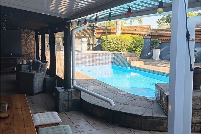 5-Bedroom House For Sale in Meer En See with pool, garden, and security features.