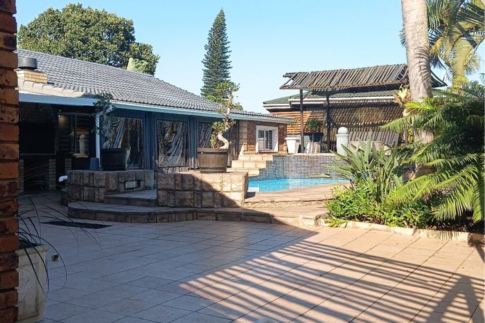 For Sale: House in Meer En See with 5 bedrooms, pool, and spacious living areas.