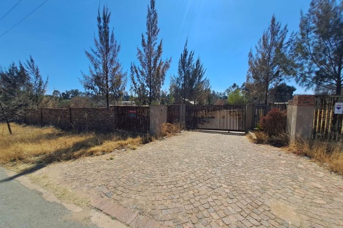 House for Sale in Mnandi: 3 bedrooms, flatlet, staff quarters on 2.33 hectares.