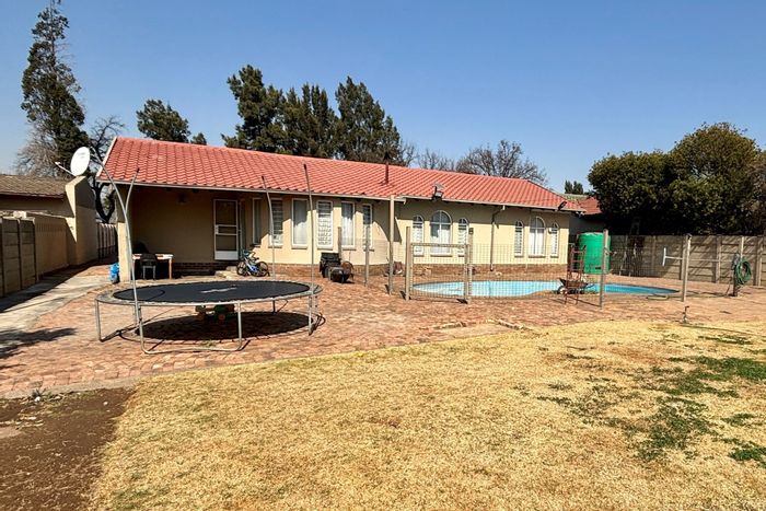 House for Sale in Vaalpark: 3 Bedrooms, Pool, Entertainment Area, Double Garages.