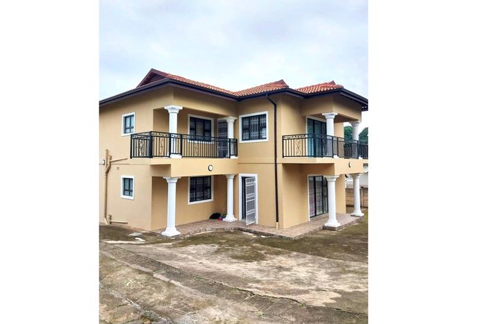 Glenpark House For Sale: Multi-residence estate with ample parking and privacy.