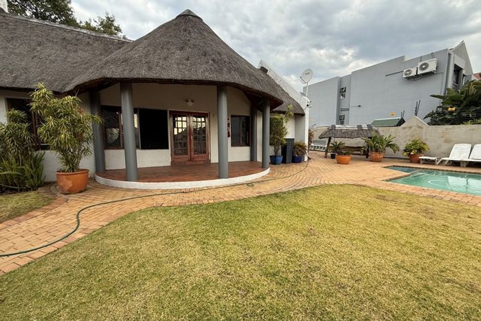 Morningside Apartment For Sale: Pool, tennis court, secure complex, easy access amenities.