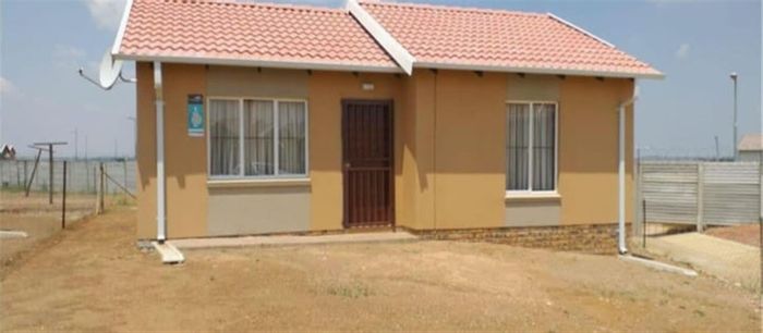 For Sale: 2-bedroom house in Savanna City with parking and spacious outdoor area.