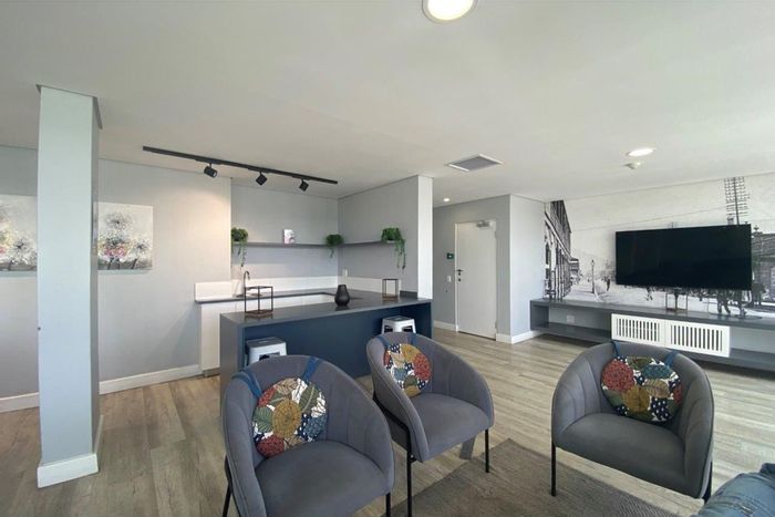 For Sale: Apartment in Woodstock with pool, gym, and retail access. Ideal investment!