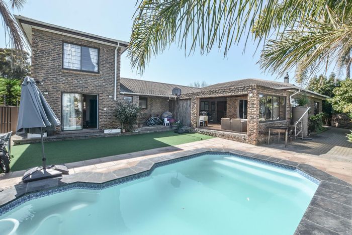 For Sale: Spacious 6-bedroom house in De Tijger with flatlet and pool.