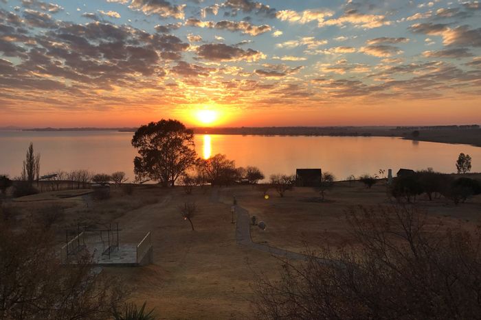 For Sale: House in Oranjeville Central with 7 bedrooms, waterfront access, and all-inclusive assets.