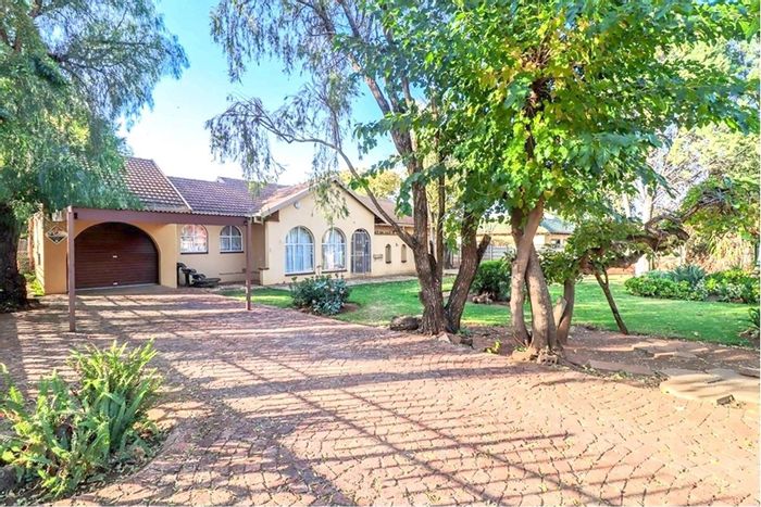 La Hoff House For Sale: 3 beds, 2 baths, close to amenities and schools.