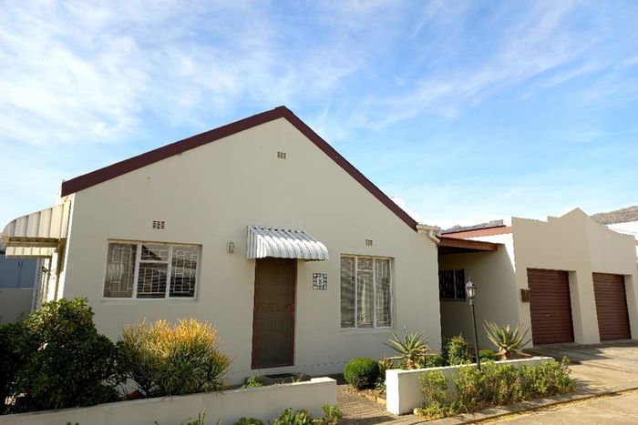 For Sale: Townhouse in Porterville Central with 2 beds, garage, and private patio.