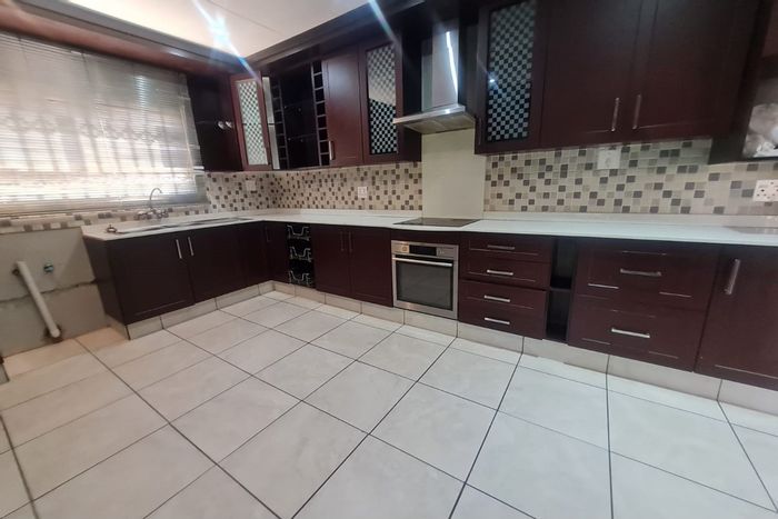 Klippoortjie House To Rent: 3 bedrooms, 2 bathrooms, ample parking, spacious yard.