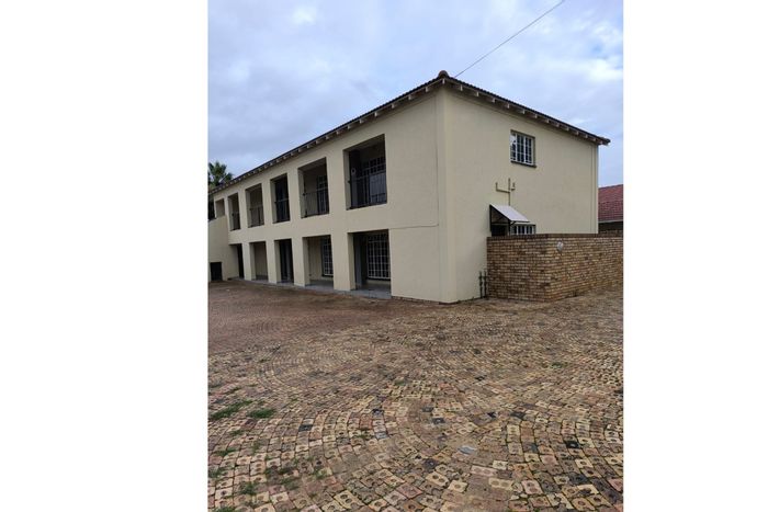 Flamwood Apartment For Sale: Tenant-occupied, covered parking, near shops, spacious layout.