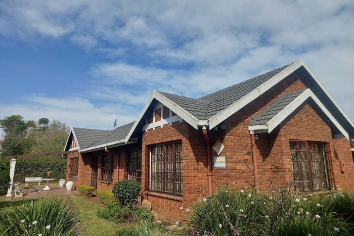 For Sale: Renovated 3-bedroom townhouse in Scottsville with garage and landscaped garden.