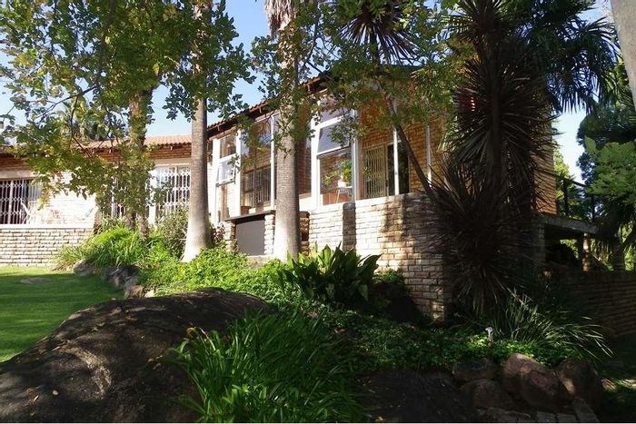 5-Bedroom House For Sale in Parys Central with pool, garages, and fiber internet.