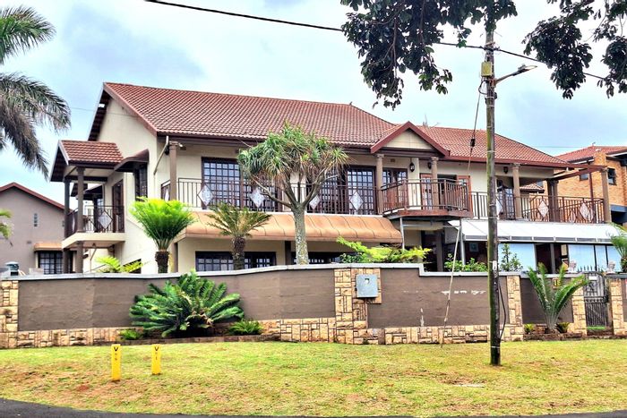 Winklespruit House For Sale: 6 bedrooms, pool, cottages, and ample parking.