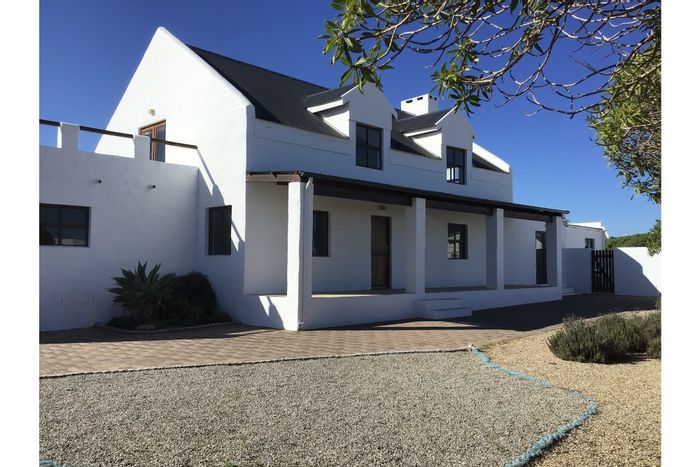 House for Sale in Jacobsbaai: Beach proximity, granny flat, double garage, viewing deck.