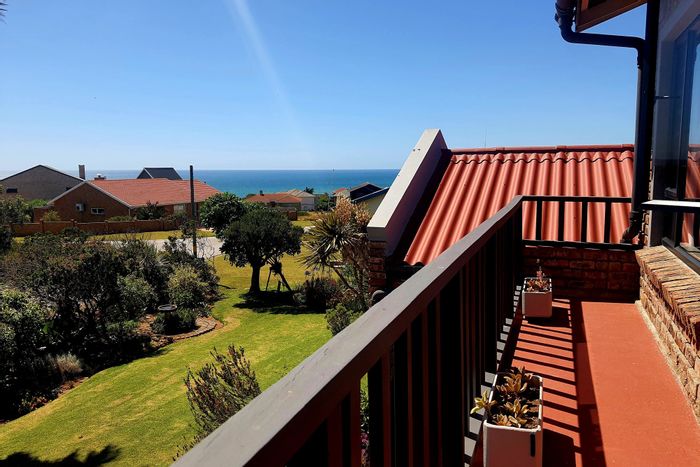 Boggomsbaai House For Sale: 4 beds, braai areas, sea views, spacious study.
