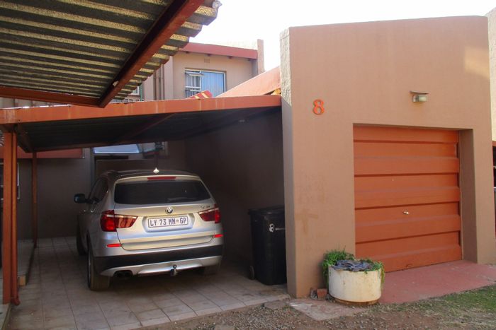 3-Bedroom House in Birch Acres To Rent with garden, balcony, and parking.