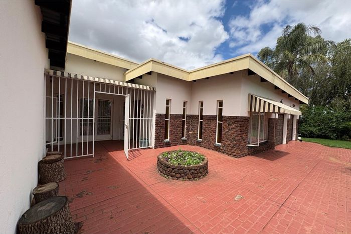 House for Sale in Huttenheights: 4 Bedrooms, garden, double garage, near schools.