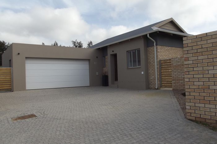 For Sale: House in Mooikloof Country Estate with 3 beds, double garage, pet-friendly.
