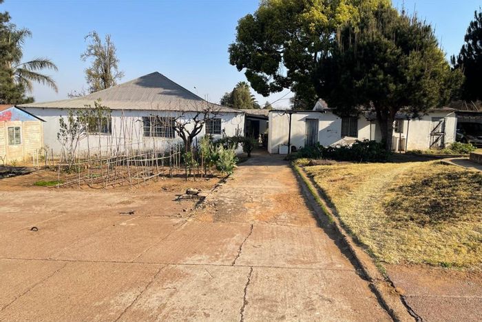 Vacant Land Residential for Sale in Del Judor: 8565 SQM with boreholes and building.