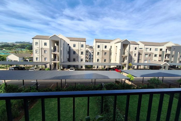 Ballito Central Apartment To Rent: Inverter, gas stove, clubhouse, pool, gym access.