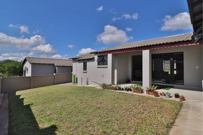 House for Sale in Stonehenge: 3 beds, secure estate, dual patios, premium kitchen.