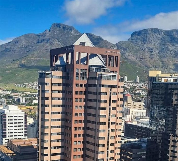 For Sale: Apartment in Cape Town City Centre with gym, pool, and parking.