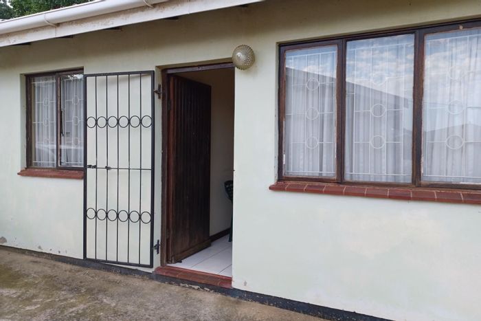 For Sale: House in Newlands West, 3 bedrooms, built-in cupboards, electric stove.