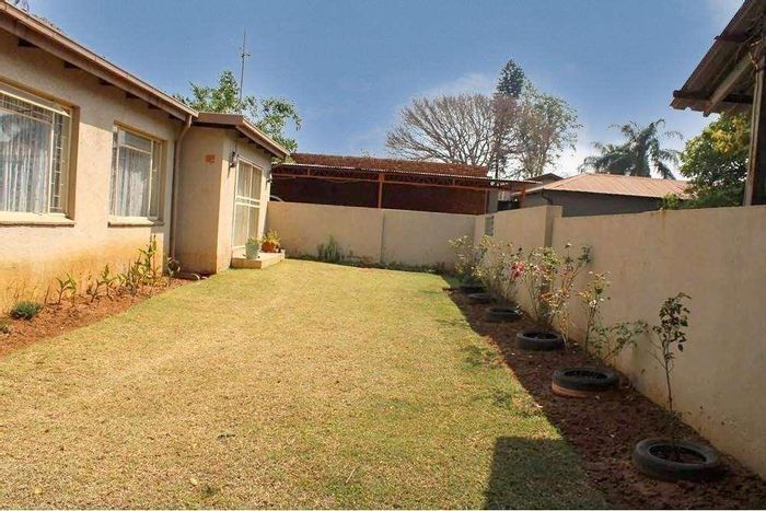 For Sale: Spacious 3-bedroom house in Pretoria North with ample parking and security.