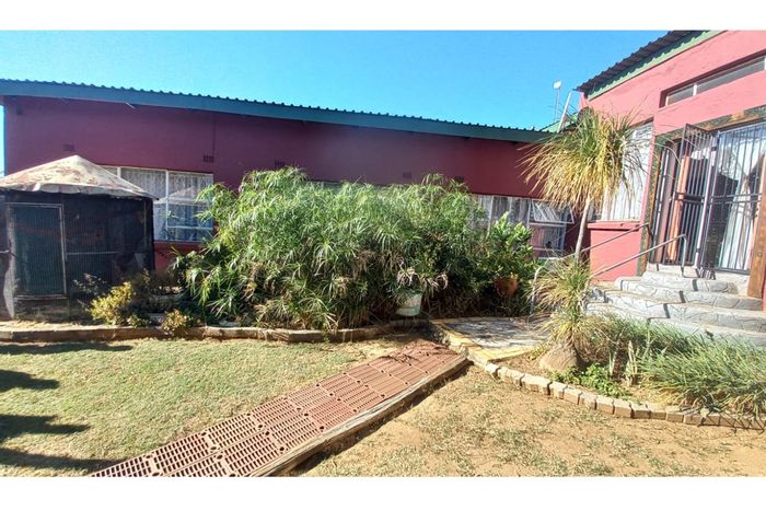 Spacious 4-bedroom house with large garden in Deneysville Central, For Sale.