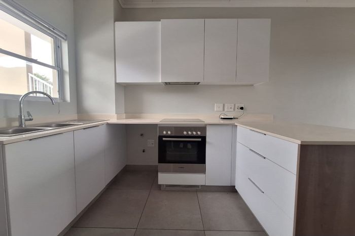 Ballito Central Apartment For Sale: 3 Bedrooms, Scenic Views, Renovated Kitchen, Balcony.