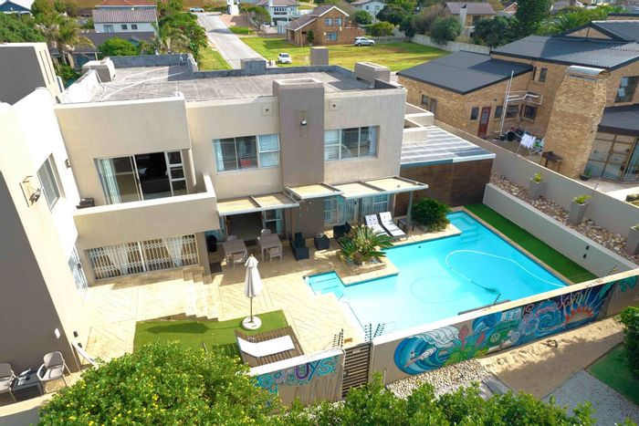For Sale: 8-bedroom house in Jeffreys Bay Central with beach access and pool.