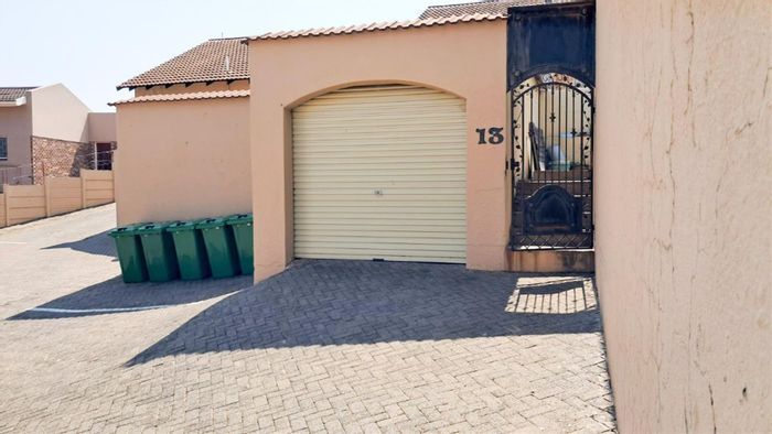 Heuwelsig Townhouse For Sale: 2 bedrooms, private garden, lock-up garage, pet-friendly.