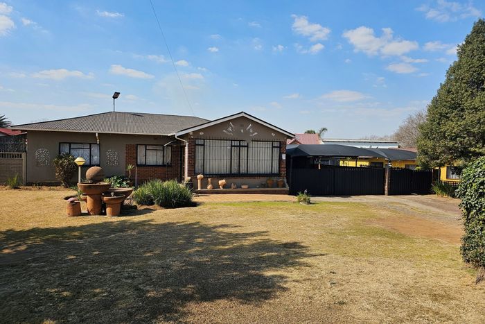 For Sale: House in Witbank Ext 16 with rental units, solar lights, security cameras.