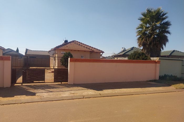 For Sale: 3-Bedroom House in Lehae with Spacious Yard and Close to Amenities.