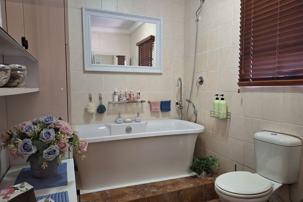 Main en- Suite Bathroom