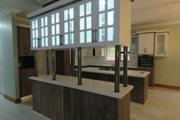 For Sale: House in Kranspoort with 3 bedrooms, enclosed patio, and load shedding ready.