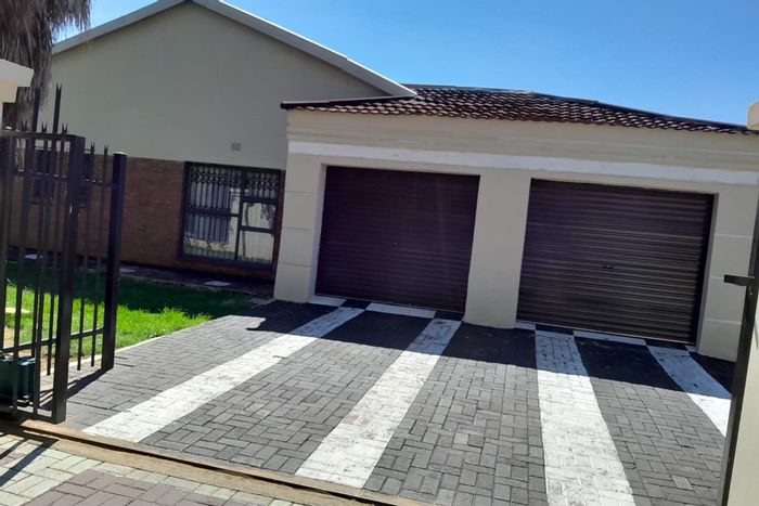 Riebeeckstad House For Sale: 3 bedrooms, 2 lounges, near schools and shopping.